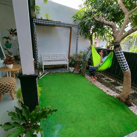 Shifana Homestay Syariah Yogyakarta Bagian luar foto