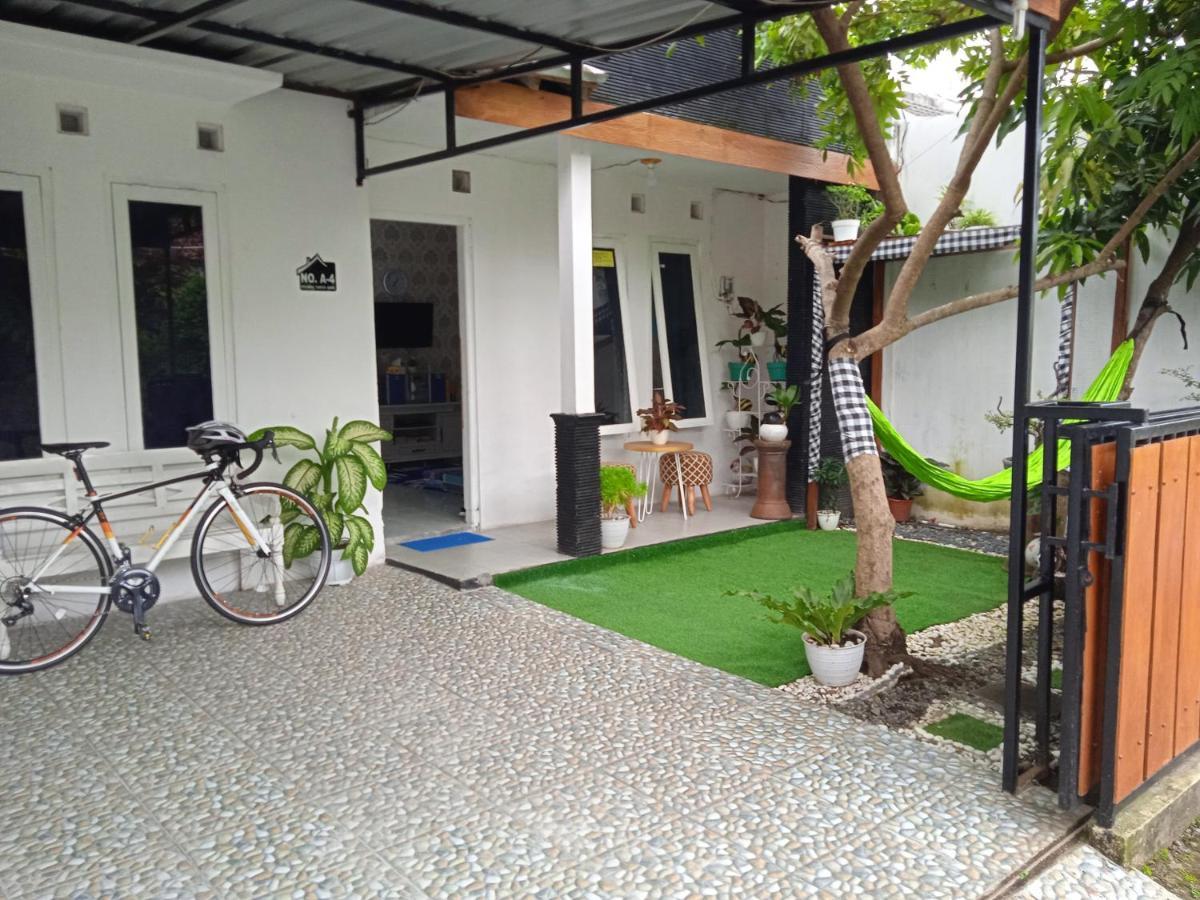 Shifana Homestay Syariah Yogyakarta Bagian luar foto