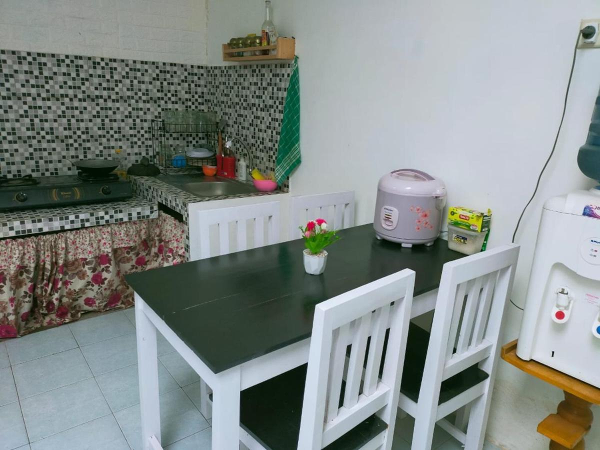 Shifana Homestay Syariah Yogyakarta Bagian luar foto